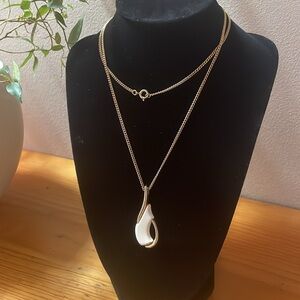Vintage Sarah Coventry white and gold necklace